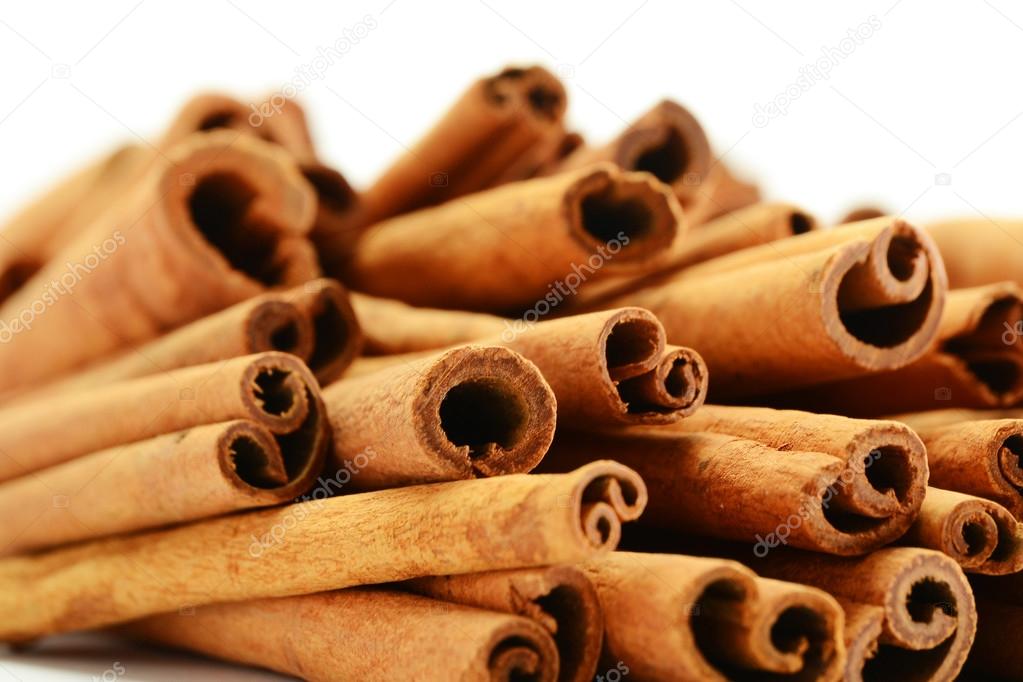 Composition with cinnamon sticks