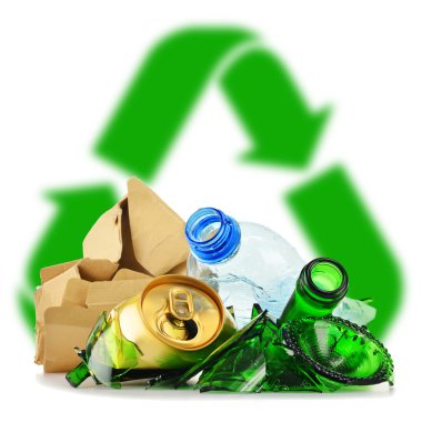Cam plastik metal ve kağıttan oluşan geri dönüşümlü çöp.