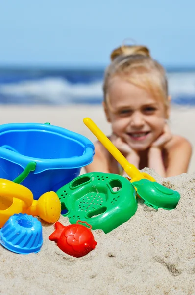 Holčička hraje na písčité pláži — Stock fotografie