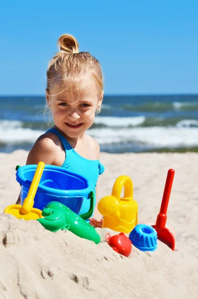 A homokos strandon kislány — Stock Fotó