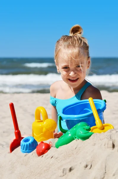 A homokos strandon kislány — Stock Fotó