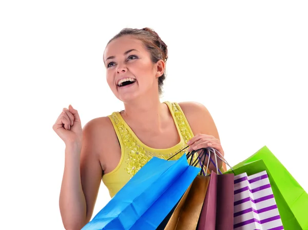 Mujer joven con bolsas aisladas en blanco — Foto de Stock