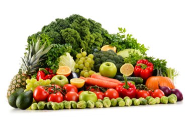 Beyaza izole edilmiş çeşitli organik sebzeler.