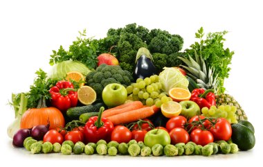 Beyaza izole edilmiş çeşitli organik sebzeler.