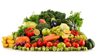 Beyaza izole edilmiş çeşitli organik sebzeler.