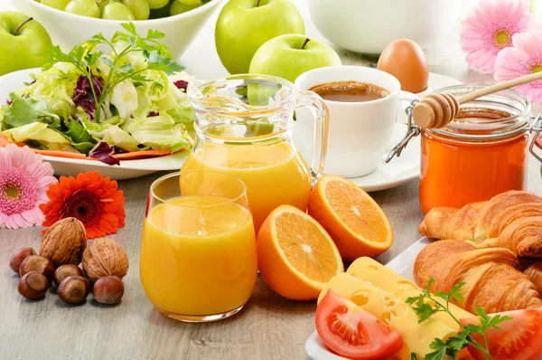 Sammansättning med frukost på bordet. Balnced diet. — Stockfoto