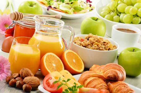 Composition avec petit déjeuner sur la table. Régime alimentaire balncé . — Photo