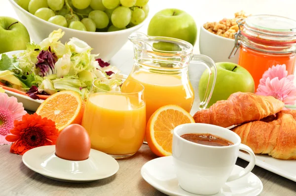 Sammansättning med frukost på bordet. Balnced diet. — Stockfoto