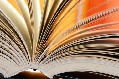 Kütüphanede ciltli kitaplar ile kompozisyon