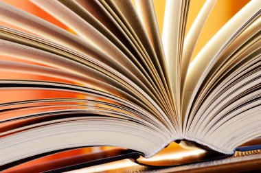 Kütüphanede ciltli kitaplar ile kompozisyon