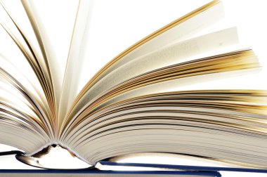 Kütüphanede ciltli kitaplar ile kompozisyon