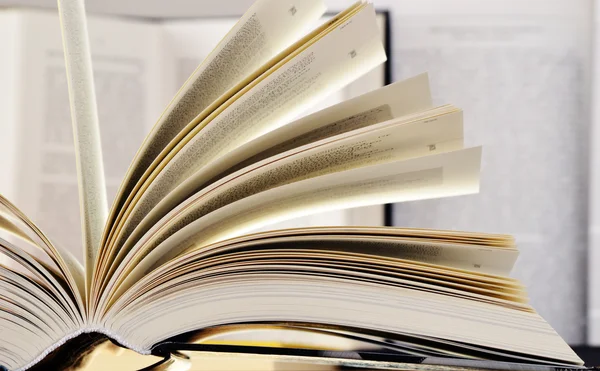 Composição com livros de capa dura na biblioteca — Fotografia de Stock