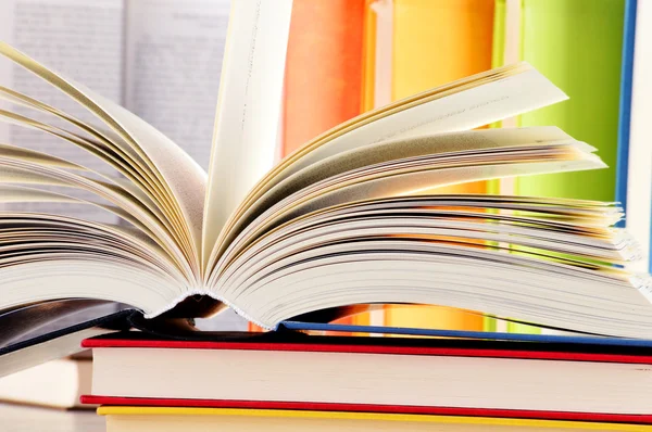 Composición con libros de tapa dura en la biblioteca —  Fotos de Stock