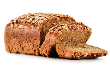 Beyaz arkaplanda izole edilmiş bir somun ekmek