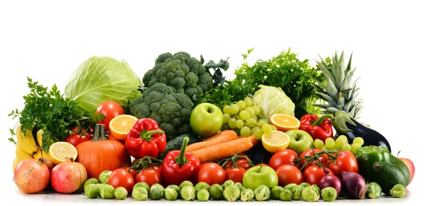 Surtido de verduras orgánicas crudas aisladas en blanco —  Fotos de Stock