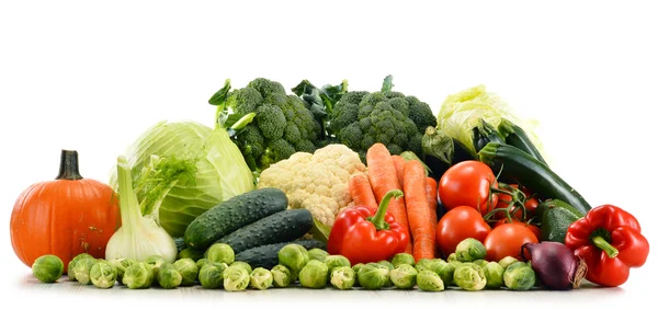 Verduras orgânicas cruas sortidas isoladas em branco — Fotografia de Stock