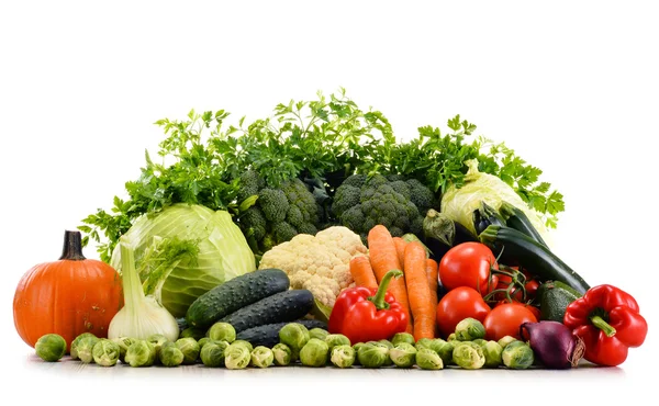 Rozmanitá syrová organická zelenina izolovaná na bílém — Stock fotografie