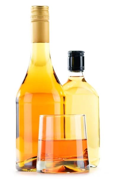 Lahví a sklenic alkoholických nápojů izolovaných na bílém — Stock fotografie