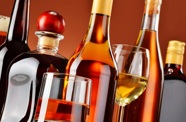 Garrafas e copos de bebidas alcoólicas variadas — Fotografia de Stock