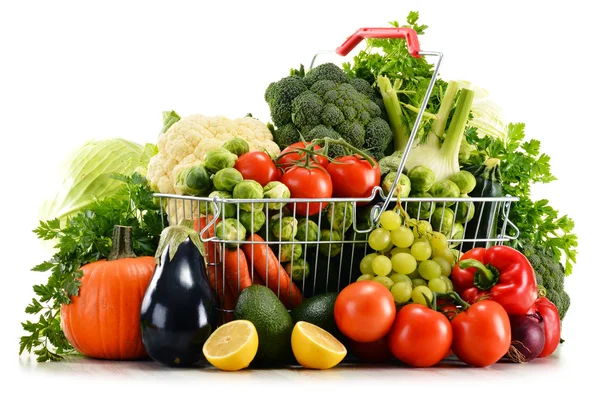 Cesta de compras com legumes orgânicos crus variados sobre branco — Fotografia de Stock