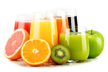 Çeşitli meyve suları üzerinde beyaz izole bardak. Detoks Diyeti