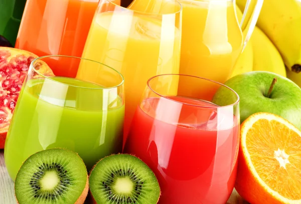 Glasögon av diverse fruktjuice. Detox diet — Stockfoto