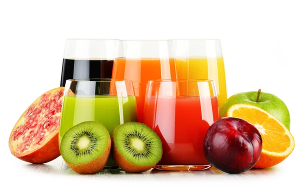 Gläser mit verschiedenen Fruchtsäften isoliert auf weiß. Detox-Diät — Stockfoto