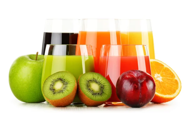 Glasögon av diverse fruktjuicer isolerade på vitt. Detox diet — Stockfoto