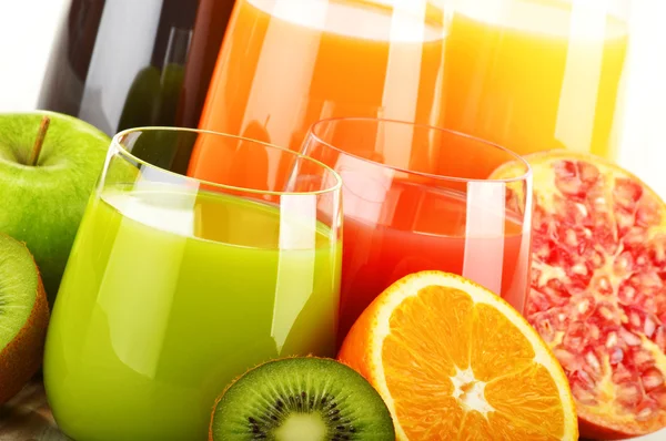 Gläser mit verschiedenen Fruchtsäften. Detox-Diät — Stockfoto