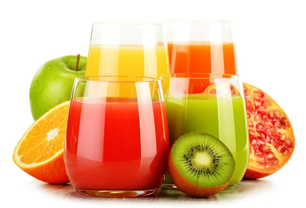 Copos de sucos de frutas variados isolados em branco. Dieta de desintoxicação — Fotografia de Stock