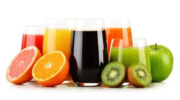 Verres de jus de fruits variés isolés sur blanc. Régime de désintoxication — Photo