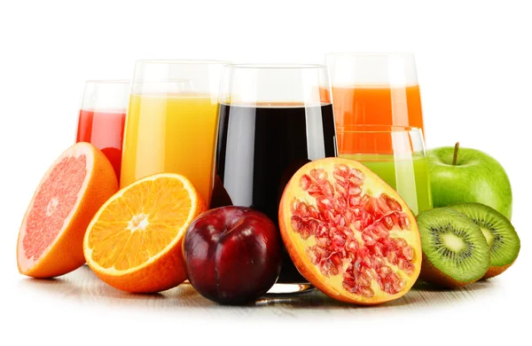 Verres de jus de fruits variés isolés sur blanc. Régime de désintoxication — Photo