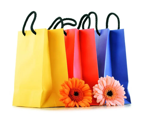 다채로운 종이 쇼핑백 흰색 절연 — 스톡 사진