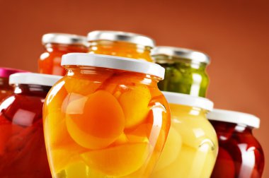 Meyveli kompostolar ve reçel kavanoz. Konserve sebzeleri