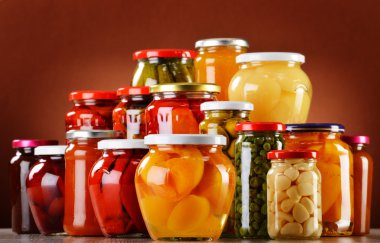 Kavanoz turşu sebze ve meyve kompostolar sıkışmaları ile