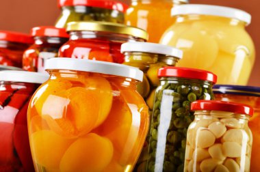 Kavanoz turşu sebze ve meyve kompostolar sıkışmaları ile