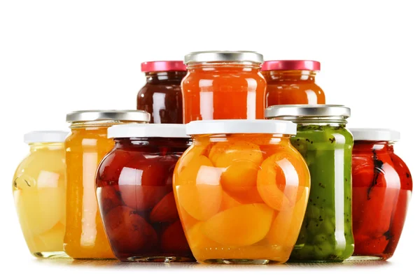 Potten met fruitige vruchtenmoes en jam geïsoleerd op wit — Stockfoto