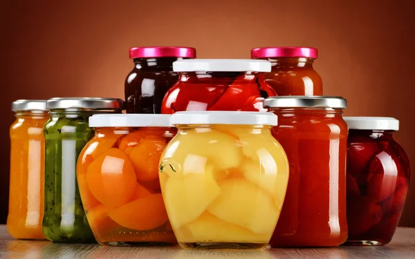 Potten met fruitige vruchtenmoes en jam. Geconserveerde vruchten — Stockfoto