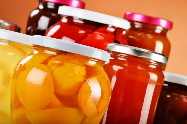 Potten met fruitige vruchtenmoes en jam. Geconserveerde vruchten — Stockfoto