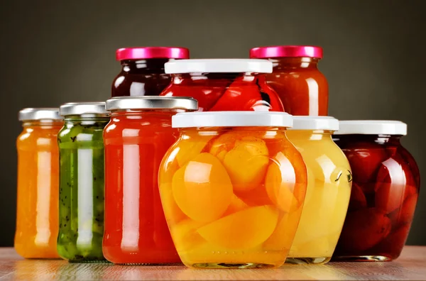 Üvegek, dugók és gyümölcsös kompótok. Tartósított gyümölcs — Stock Fotó