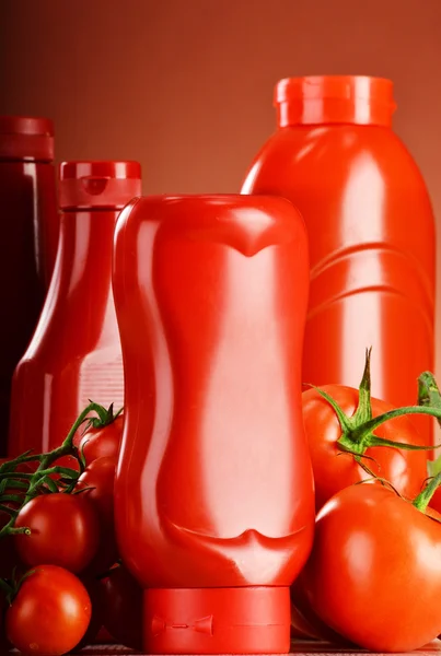 Samenstelling met ketchup en verse tomaten — Stockfoto