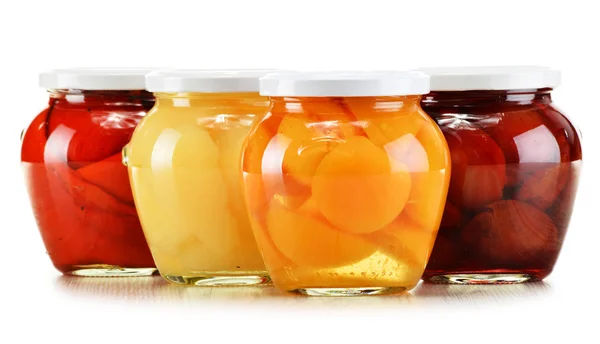 Vasi con composte fruttate isolate su bianco. Frutta conservata — Foto Stock