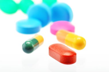 Çeşitli uyuşturucu hapları ve konteynırları içeren bileşim