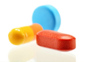 Çeşitli uyuşturucu hapları ve konteynırları içeren bileşim