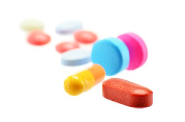 Çeşitli uyuşturucu hapları ve konteynırları içeren bileşim