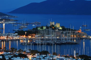 Geceleri Bodrum limanının manzarası. Türk Rivierası