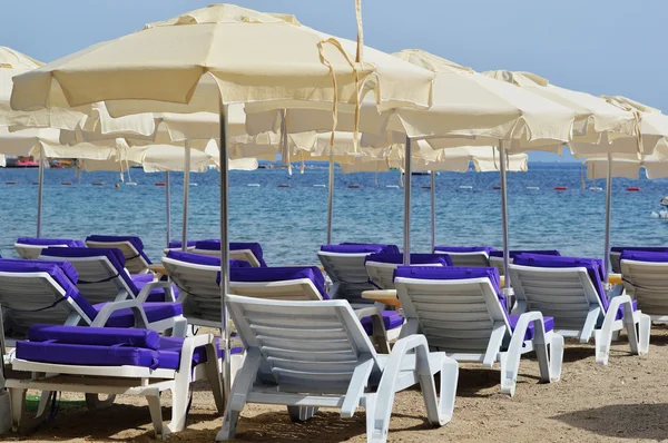 Spiaggia mediterranea durante la calda giornata estiva — Foto Stock