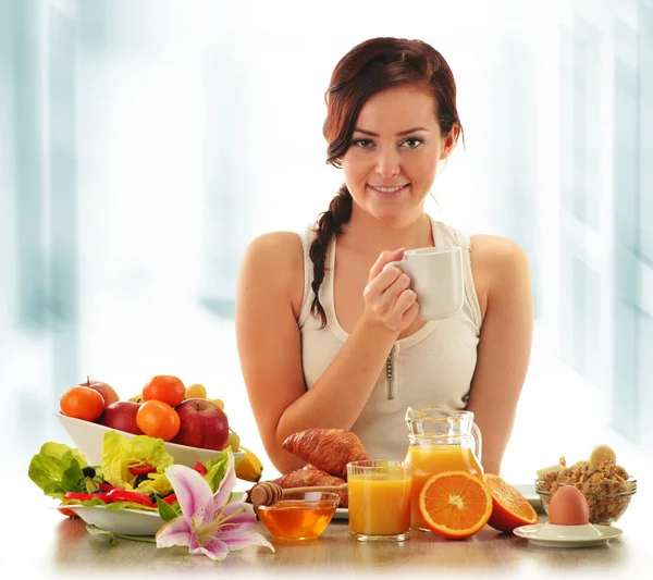 Une jeune femme qui prend son petit déjeuner. Régime alimentaire équilibré — Photo