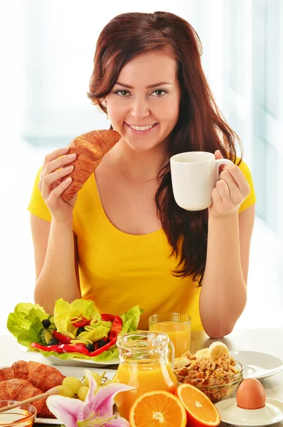 Mujer joven desayunando. Dieta equilibrada —  Fotos de Stock