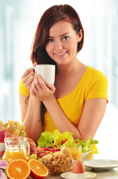 Wanita muda yang sedang sarapan. Diet seimbang — Stok Foto